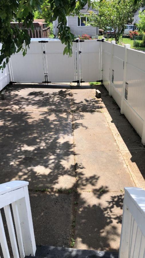 Cozzy Room With Private Entrance And Drive Way Нью-Йорк Экстерьер фото